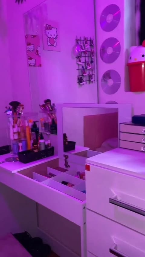 Instagram post by @mel.llua for Shopee. Caption reads: Minha nova penteadeira da @shopee_br 🧡🧡
ID:....