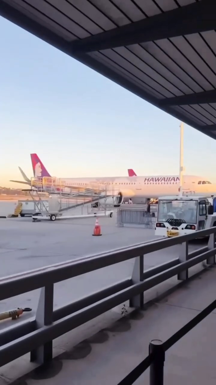 Instagram post by @sammyjohnson for Hawaiian Airlines. Caption reads: [...] weeks have been! 🩵 Big MAHALO to....