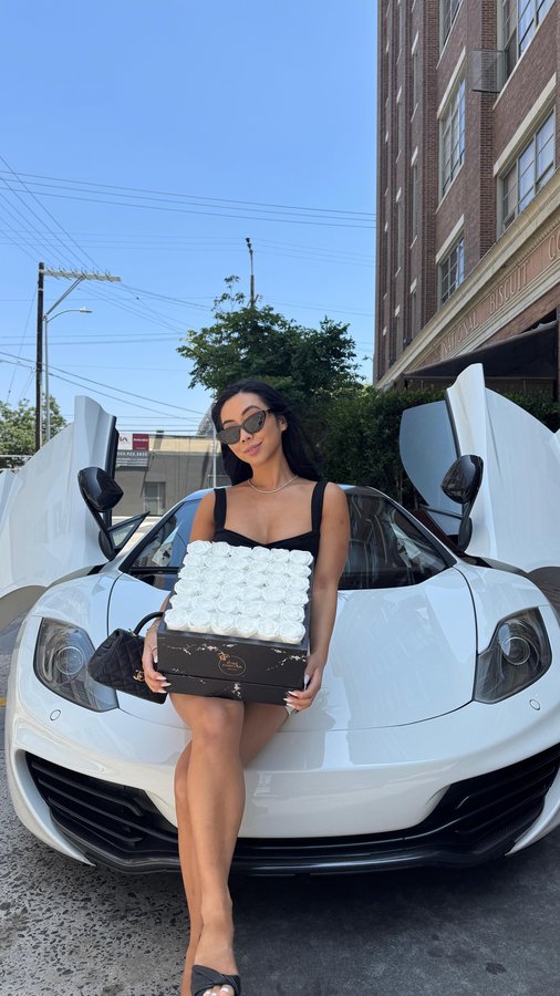 Instagram post by @victoriamynguyen for Rose Forever. Caption reads: Timeless roses > @roseforever_ny 
Use my code....