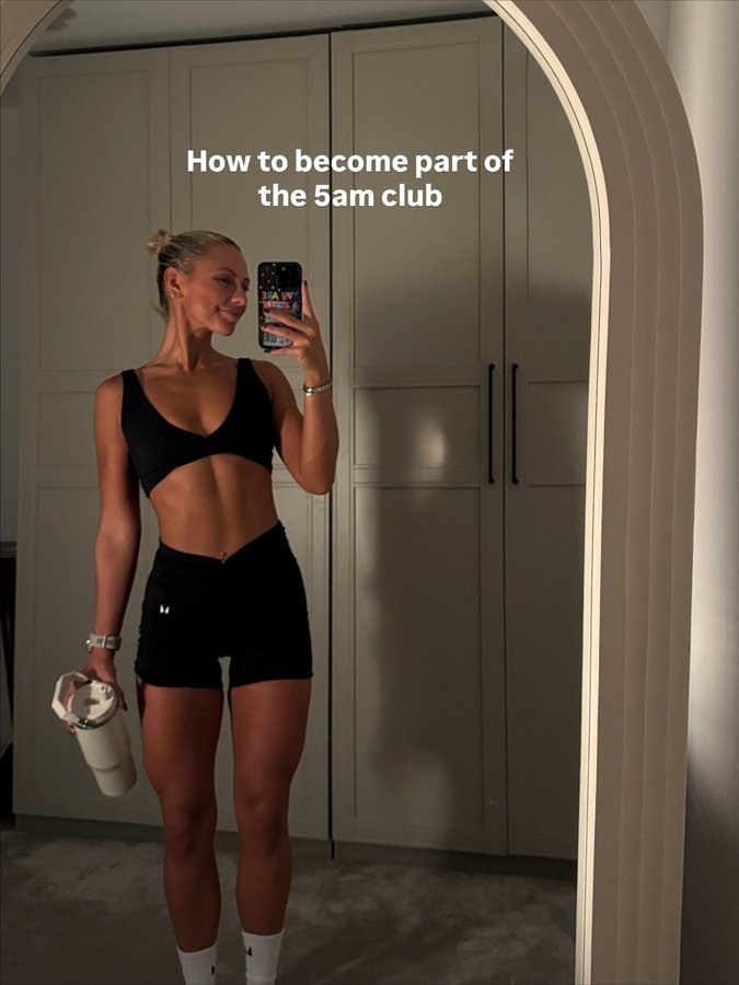 Instagram post by @runwithliss for Free Soul. Caption reads: My 5am club starter pack 

Becoming a 5AM person....