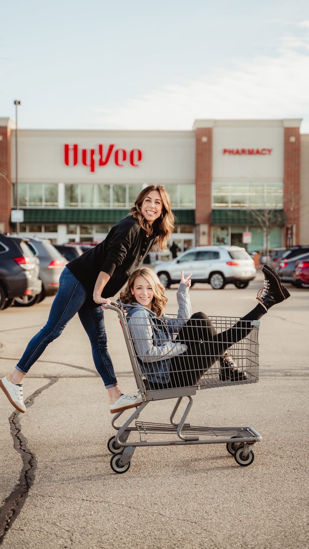 Instagram post by @everydaymandk for Hy-Vee. Caption reads: I think we can all agree that weeknights are busy....