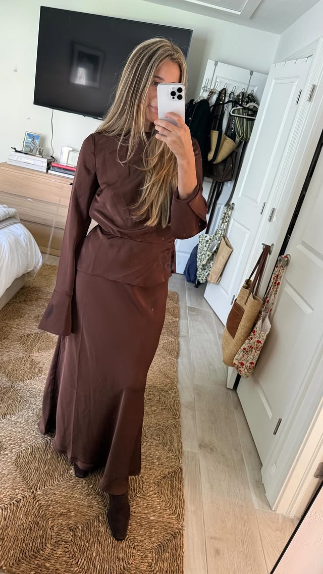 Instagram post by @alexandrasistodaniel for Few Moda. Caption reads: [...] of holiday haul you wear long after ❣️....