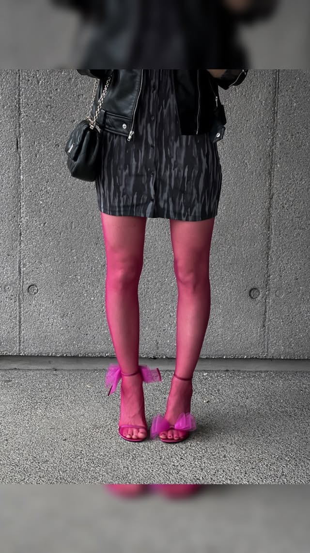 Instagram post by @vivian91rocks for Calzitaly. Caption reads: [...] senza cuciture cerice pink - 15DEN by....