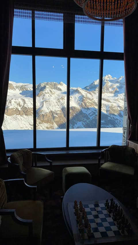 Instagram post by @esthersitbon for Courir. Caption reads: How I style my  @adidasoriginals & @courir....