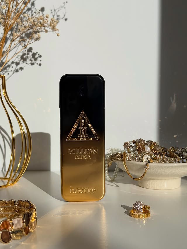 Instagram post by @razs.beautycorner for The Perfume Shop. Caption reads: [...] luxury, but make it travel-sized ✨ The....