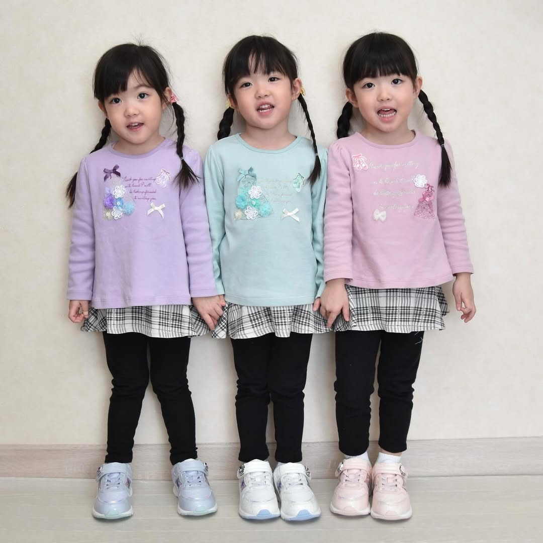 Instagram post by @_325_clover_ for ABC-MART KIDS. Caption reads: triplets♧ #pr #abcマートキッズアンバサダー....