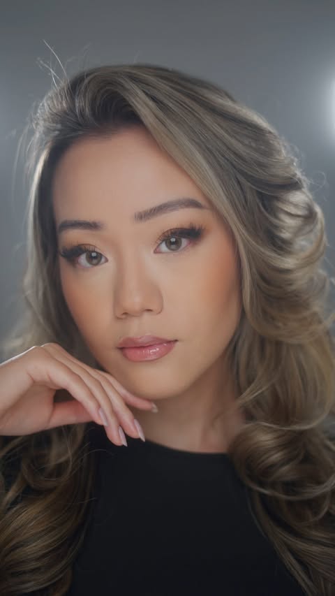 Instagram post by @kachiavang for NEEWER. Caption reads: Simple beauty lighting 🖤 Key Light:@neewer CB300B....