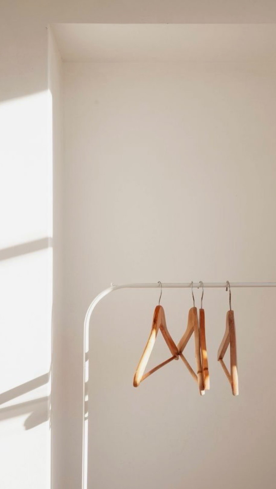 Instagram post by @danieschmidt for Lojas Renner. Caption reads: Leves e elegantes by @lojasrenner 

#moda #fashion....