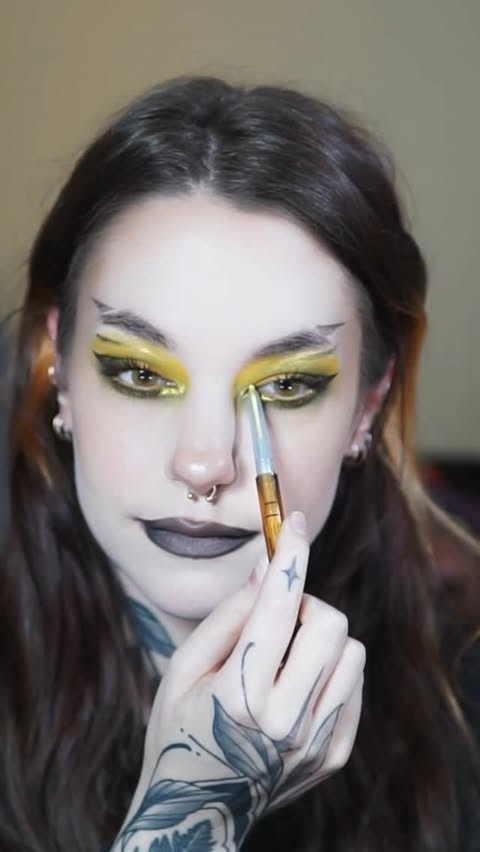 Instagram post by @courtneyquarantine for Blend Bunny Cosmetics. Caption reads: [...] and snatch brow pen in ash brown....
