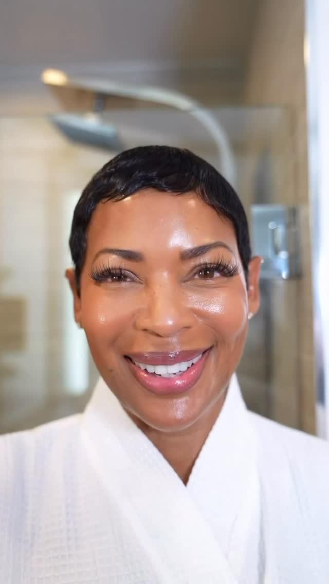 Instagram post by @angeliquemiles for bareMinerals. Caption reads: Cyber Week is here and BareMinerals is giving 25%....