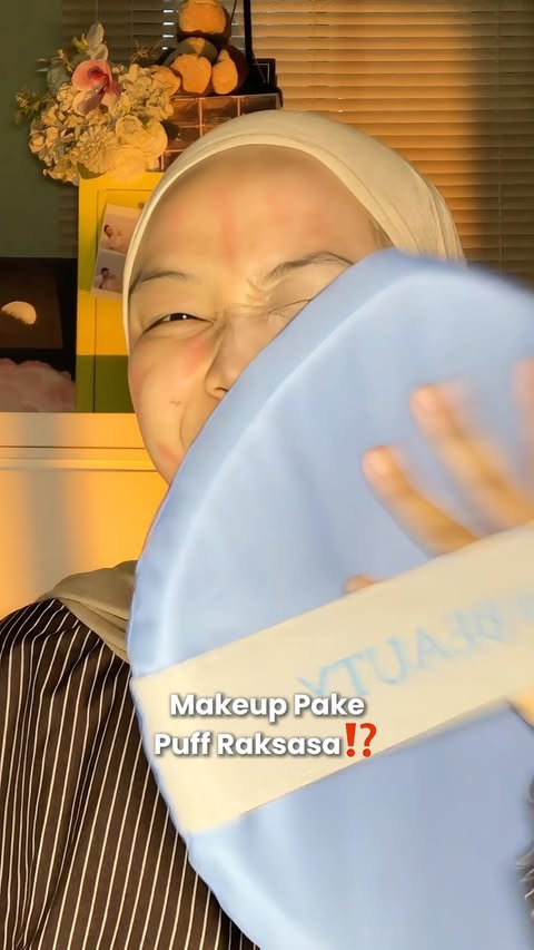 Instagram post by @nindy_putri19 for MS GLOW. Caption reads: [...] pake Puff segede gabannnn wkwk....