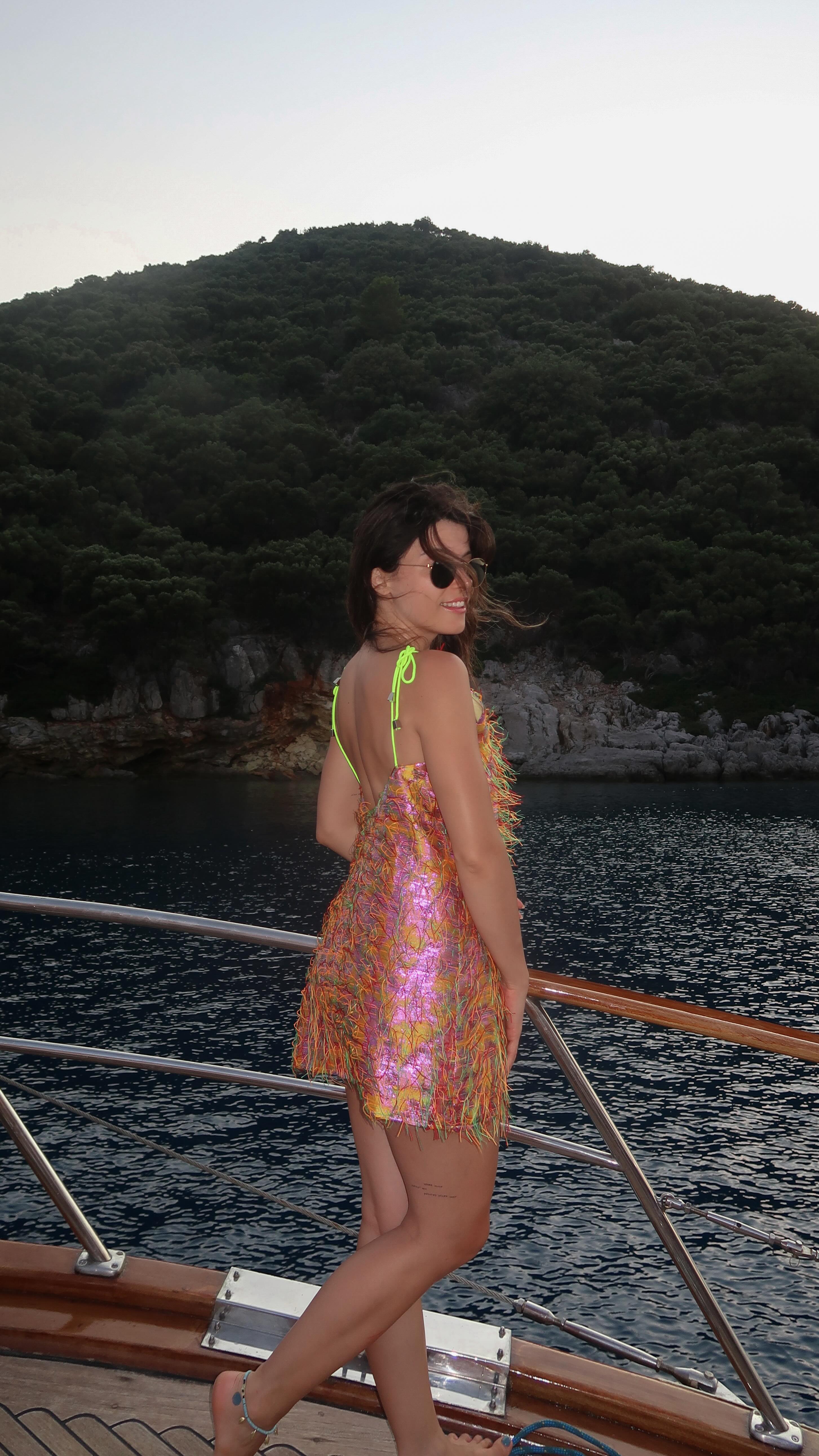 Instagram post by @hazalsseref for Ted Baker. Caption reads: elbise: @mirimalistofficial 🪸
çanta:....