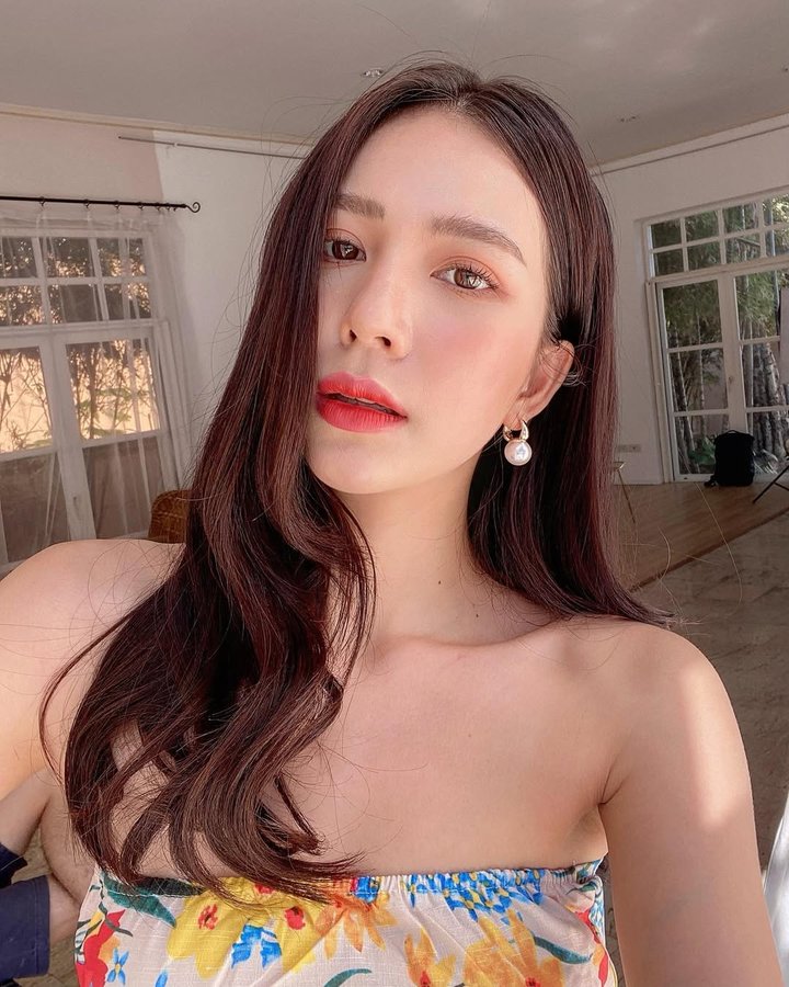 Instagram post by @june_nannirin for Cho Mé. Caption reads: [...] @chomeofficial ไปเหมือนขาดใจจริงๆ [...].