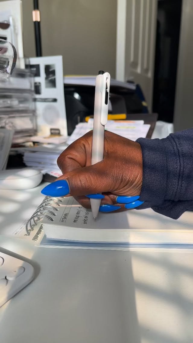 Instagram post by @plannergurlzrock for Clothandpaper. Caption reads: [...] up to do. 

Signups close TONIGHT! ....