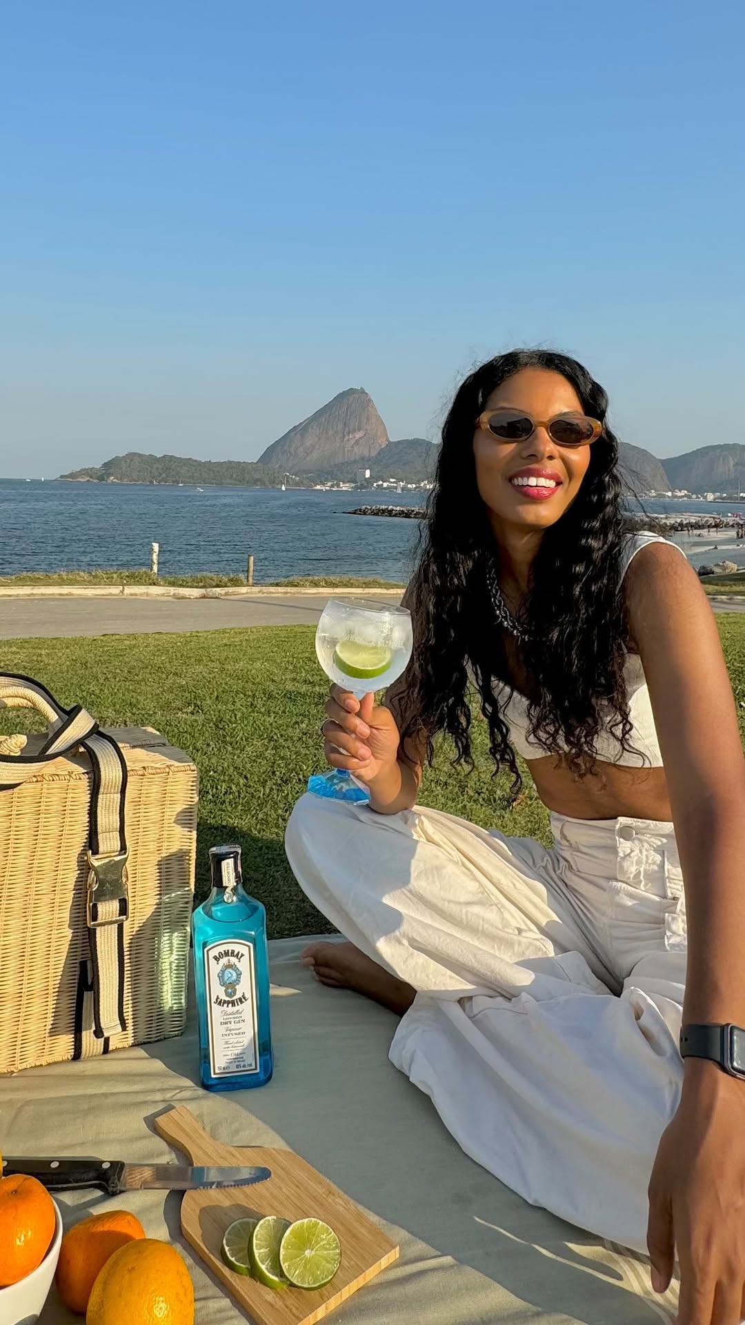 Instagram post by @lilianfarrish for BOMBAY SAPPHIRE. Caption reads: O pássaro escondido no pão de açúcar e a arte de....