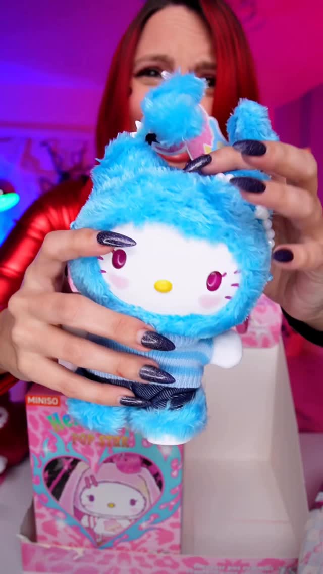 Instagram post by @itsjennydevil for MINISO USA. Caption reads: HELLO KITTY POP STAR⭐️💖 Cajitas Misteriosas....