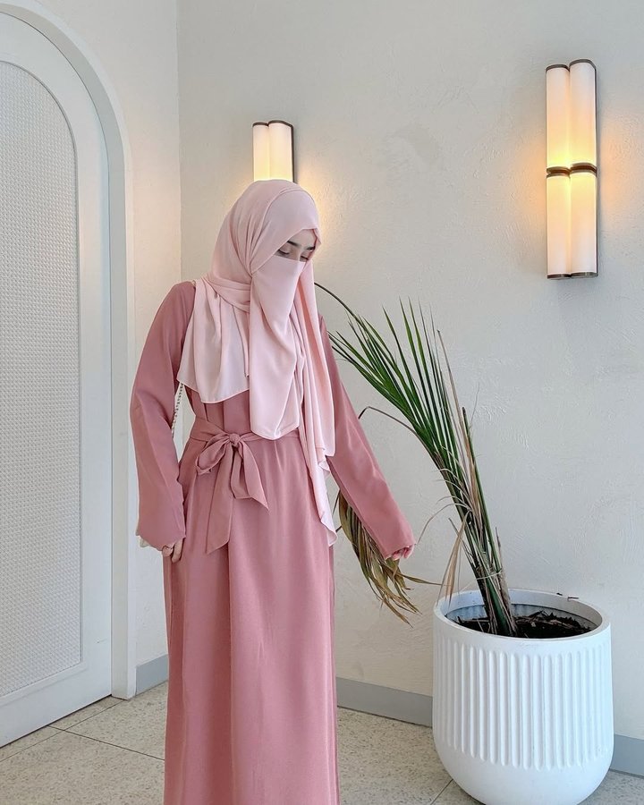 Instagram post by @amnachughtai for Fajr Noor. Caption reads: [...] and comfy as this abaya, courtesy of....