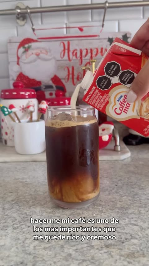 Instagram post by @astridpofficial for Coffee mate. Caption reads: ☕️ poniéndole corazón a mi café! @coffeematemx....