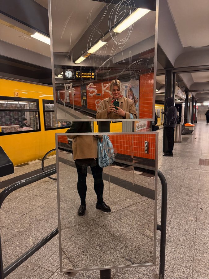 Instagram post by @herz.und.blut for Louis Poulsen. Caption reads: Call me busy bee 🐝 this week! [Werbung/Nennung].