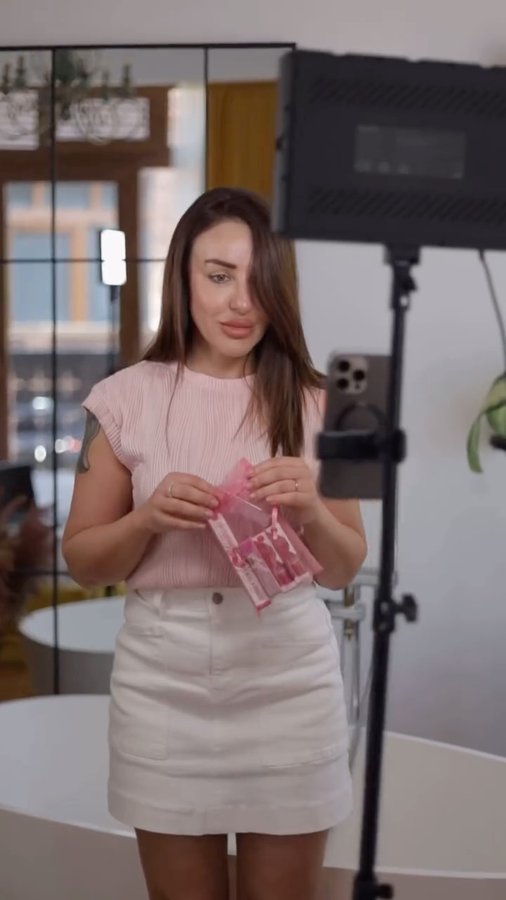 Instagram post by @dinnna________ for NEEWER. Caption reads: [...] perfect #light 💡
Showing how I use the....