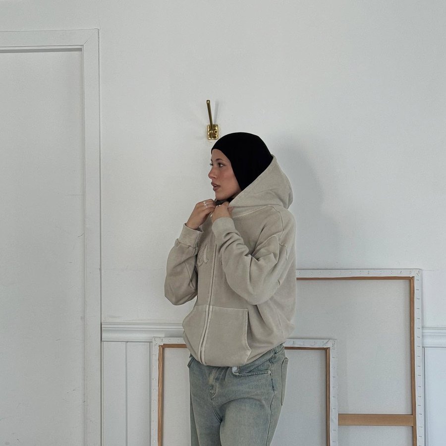 Instagram post by @aminasnotokay for LEWKIN. Caption reads: went to korea for work and left a model 📷🌟

link....