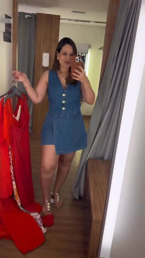 Instagram post by @cacinhacarneiro for Lojas Renner. Caption reads: Looks de Natal na @lojasrenner 
Comente QUERO que....