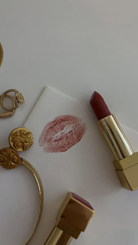 Instagram post by @vishakha._singhh for Closeup. Caption reads: [...] Valentine’s… pause 😌🎧 Recently found....