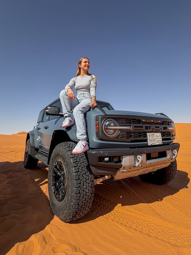 Instagram post by @lisayasmin7 for Ford Performance. Caption reads: Rallye Dakar with @fordracing 🤩🏜️ 

Anzeige....