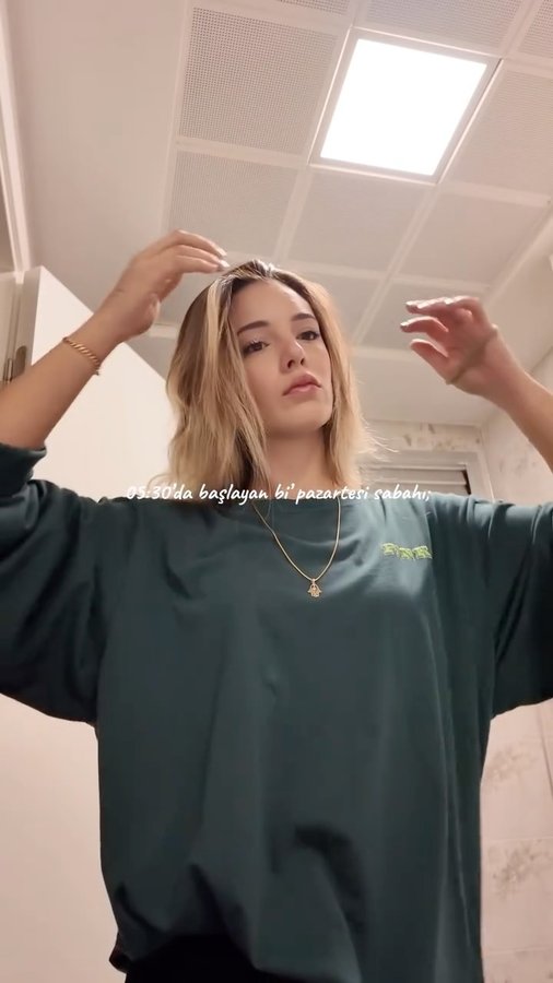 Instagram post by @gizeemozgen for Supplementler.com. Caption reads: 😴🌙☀️🤸🏻‍♀️ #morningroutine #reklam.