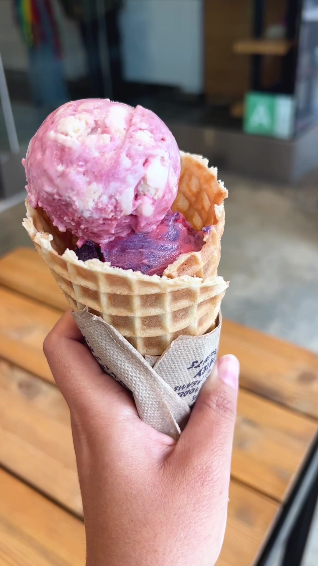 TikTok post by @lindseyeatsla for Jeni's Splendid Ice Creams. Caption reads: Spend a Sunday in LA with me! @Jeni’s Splendid Ice....