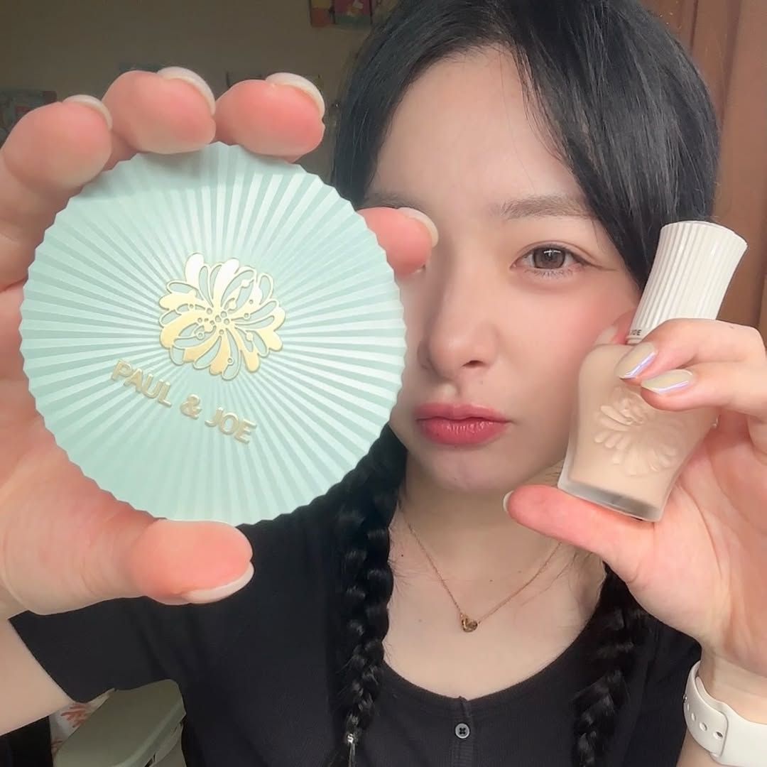 Instagram post by @agumo_kamo for PAUL & JOE BEAUTE. Caption reads: 水色ラバー大歓喜🩵
このパケが愛おしいっ

夏のベースメイクは軽いのしか勝たんだよね☝🏻
プライ....