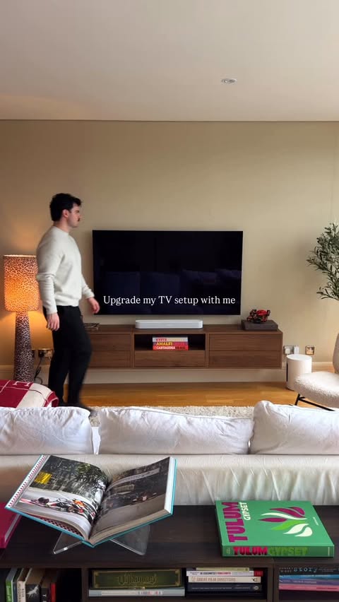 Instagram post by @jorgeypowell for Philips Hue. Caption reads: [...] way more colourful & immersive with....