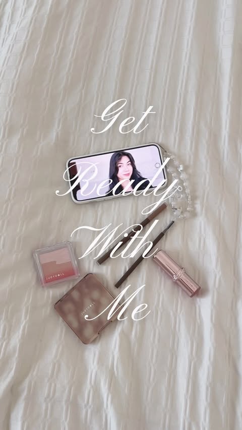 Instagram post by @sehamburger for Judydoll. Caption reads: [...] easy-to-carry makeup essentials from....