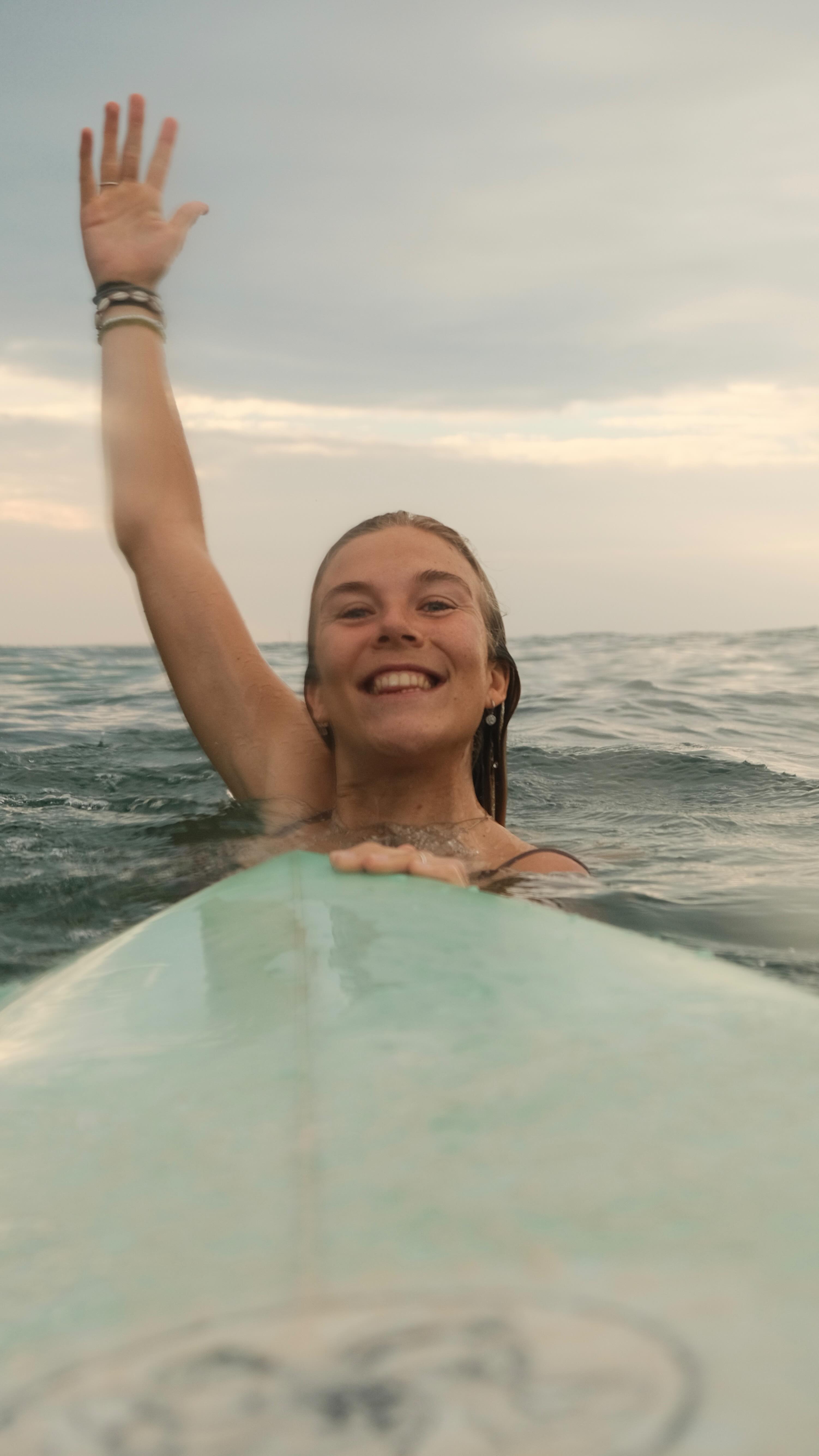 Instagram post by @ronja.yogaflow for Mojosurf. Caption reads: First week ✔️ of 4 weeks at the Surf Academy in....