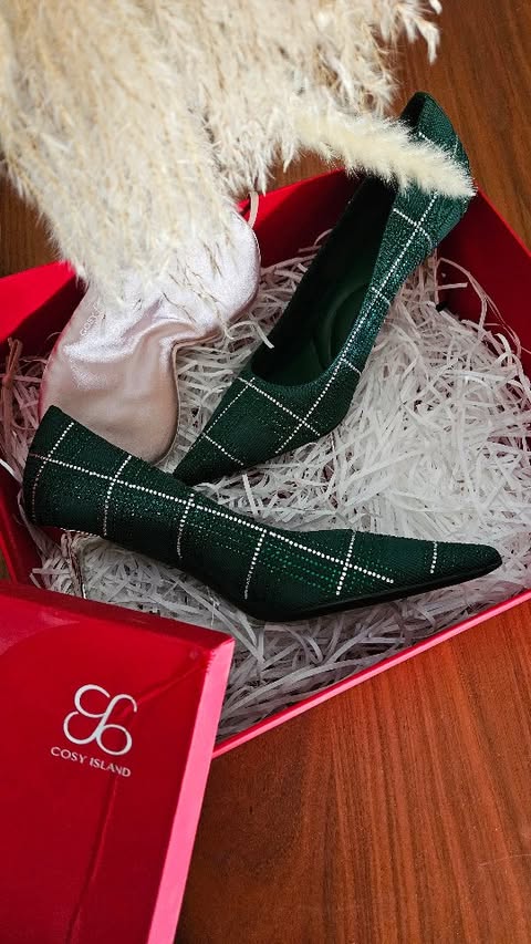 Instagram post by @_.ofmylife._ for Cosyisland. Caption reads: 🖤🎁 COSYISLAND 🎁🖤

Missed Black Friday?....