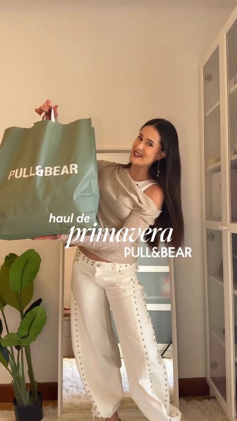 Instagram post by @lararefojo for Pull&Bear. Caption reads: Haul de prendas monísimas de @pullandbear para....