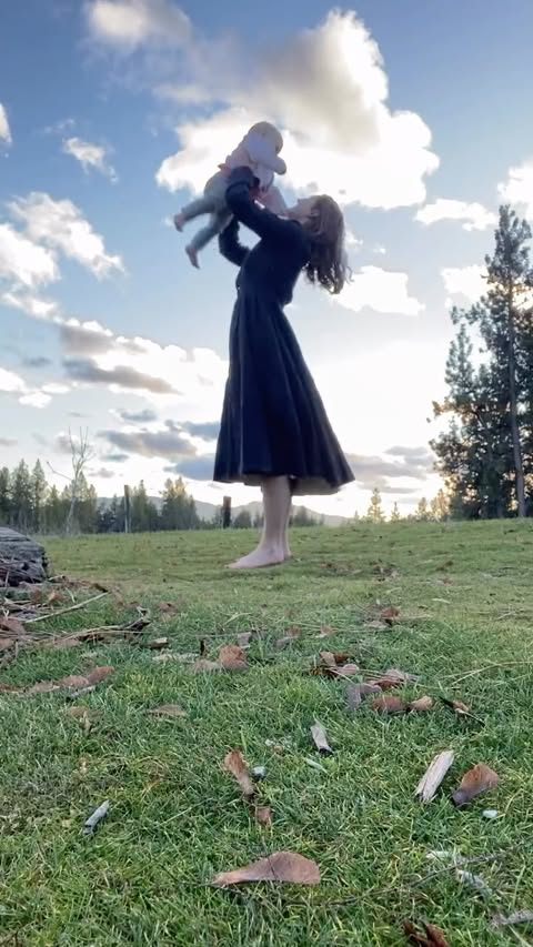 Instagram post by @its.jessica.blue for Son de Flor. Caption reads: [...] i am so delighted to partner with @sondeflor....