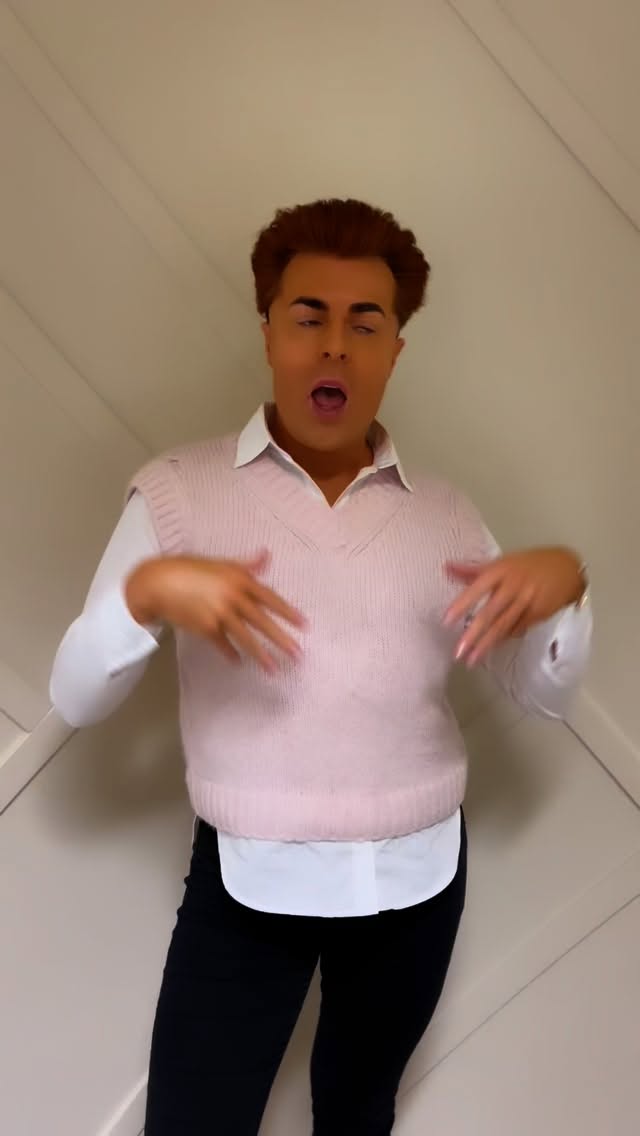 Instagram post by @alan_loves_world for Cameo. Caption reads: [...] video, you can now book me on @cameo 🎥💖

✨....