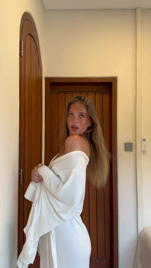 Instagram post by @mollyyeseland for CAROLINA HERRERA. Caption reads: Advertisement for @carolinaherrera The best hack....