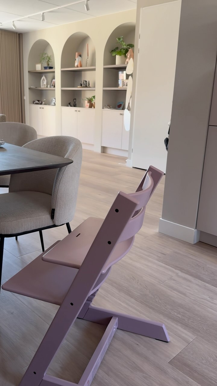 Instagram post by @indyiisabella for Stokke. Caption reads: Kijk hoe mooi deze Heather Mauve kleur is! Past....