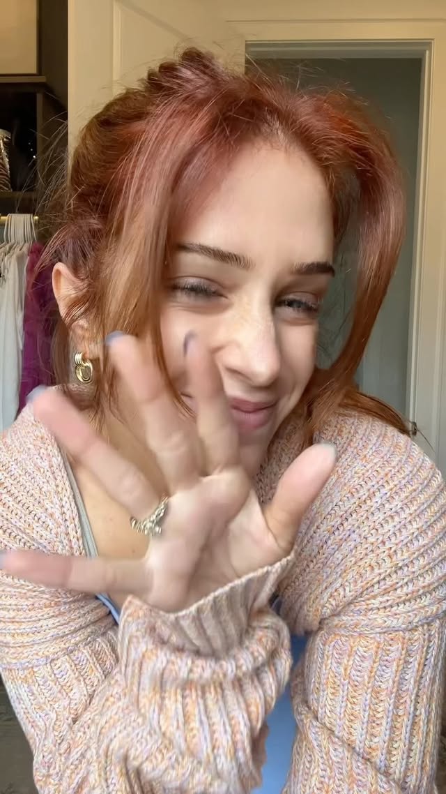 Instagram post by @sarah_wolak for Electric Picks. Caption reads: #getdressedwithme for Pilates 🎀....