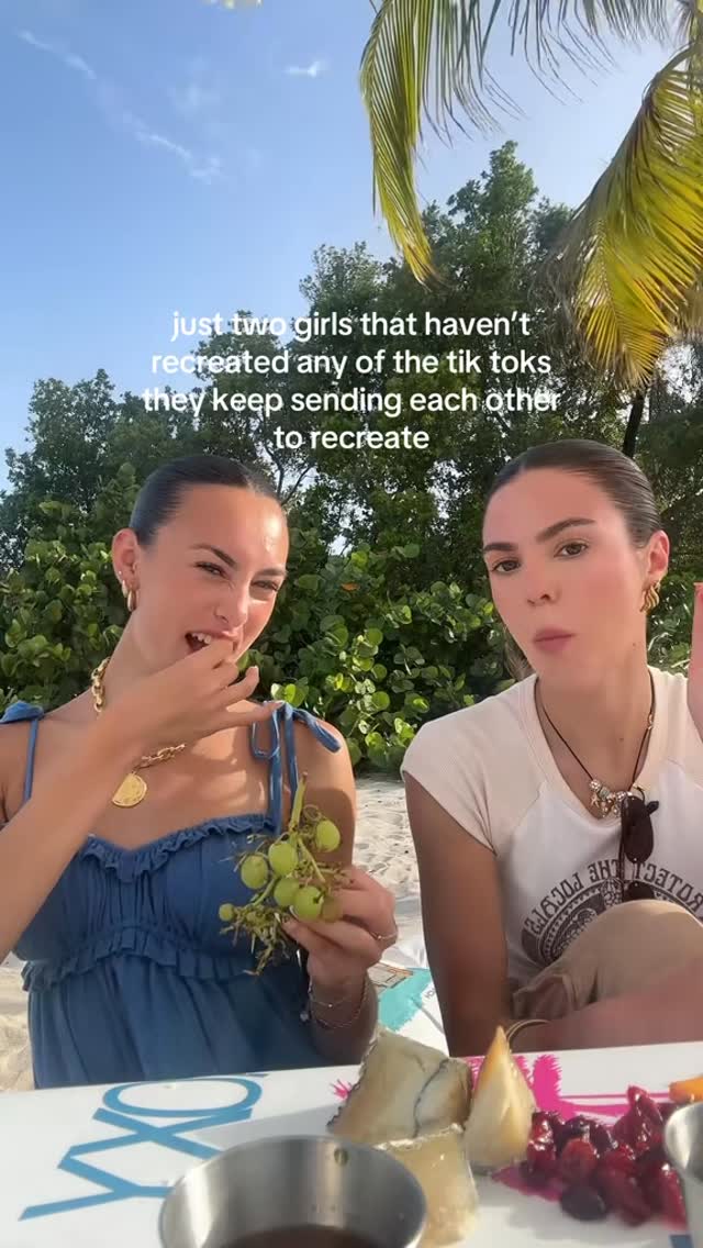 Instagram post by @mafeanzures for ROXY. Caption reads: @chloebelmar 

wearing @roxy 💕

#explore....