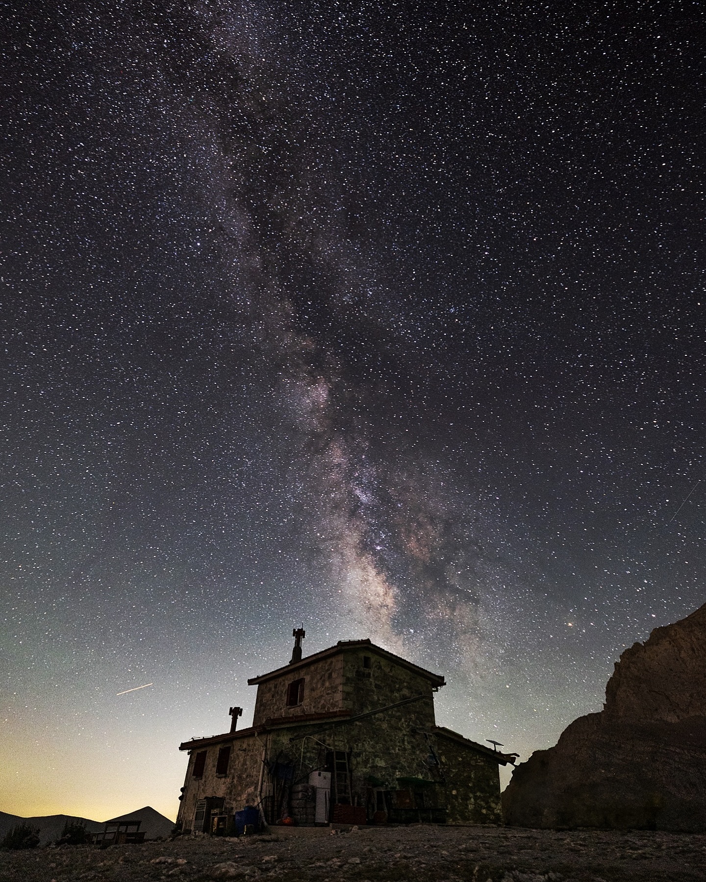 Instagram post by @olympus.mountviews for Canon Italia. Caption reads: @olympus_refuge_2648m under a million stars!....