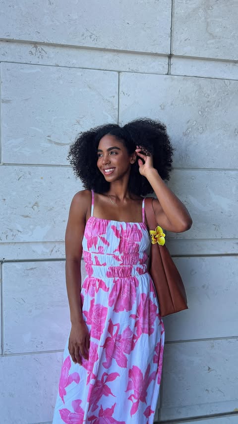 Instagram post by @girlwiththefro_ for Mielle Organics. Caption reads: [...] find hair products in my bag 🫶🏽✨....