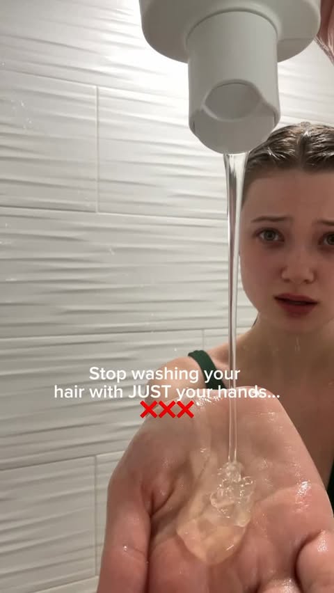 Instagram post by @helloitsjessicaa for Lilyeve. Caption reads: [...] feel so fresh and my hair so soft.....