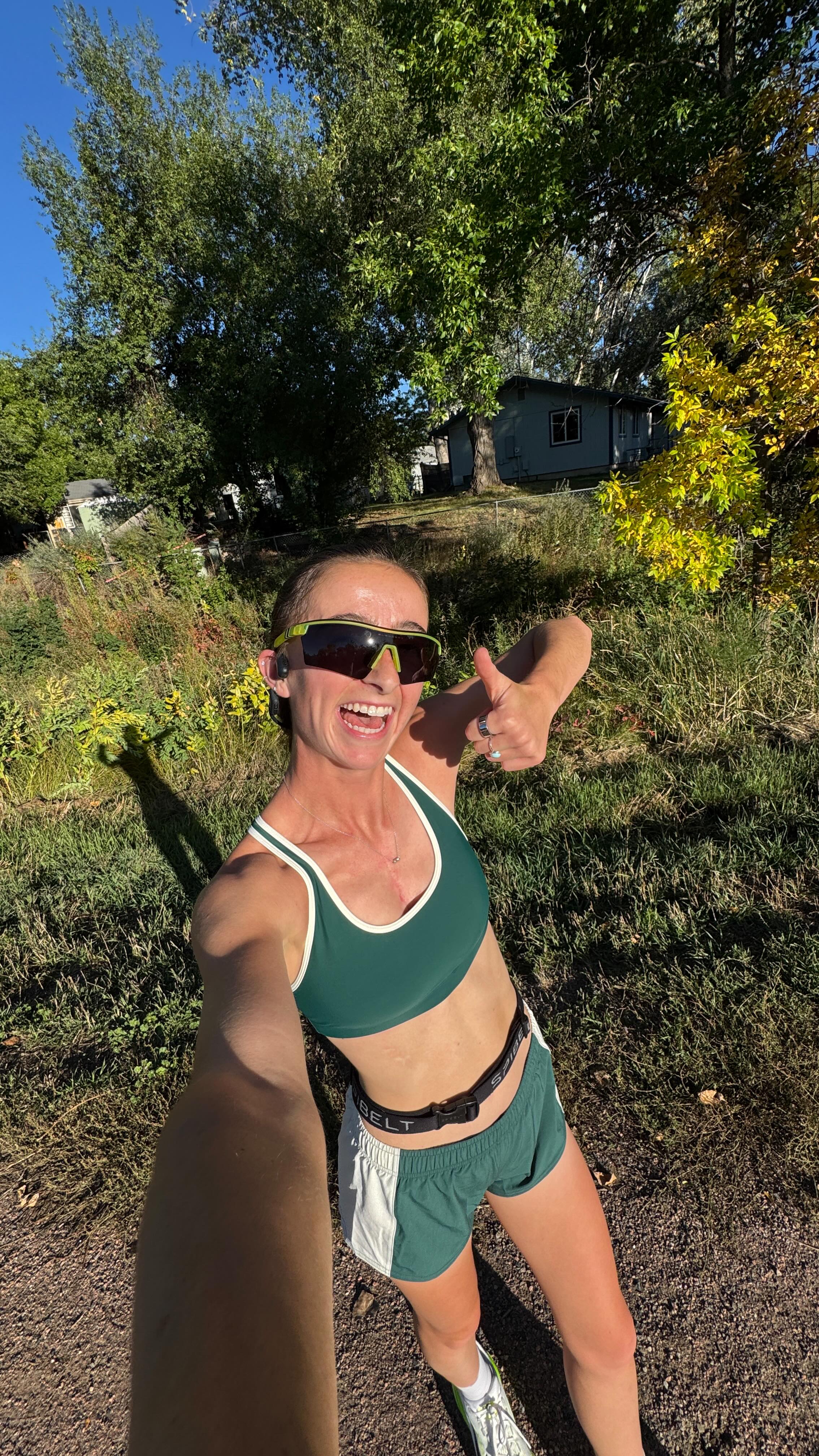 Instagram post by @tarab.runs for JOLYN. Caption reads: [...] sure does help 😉 

Outfit is from....