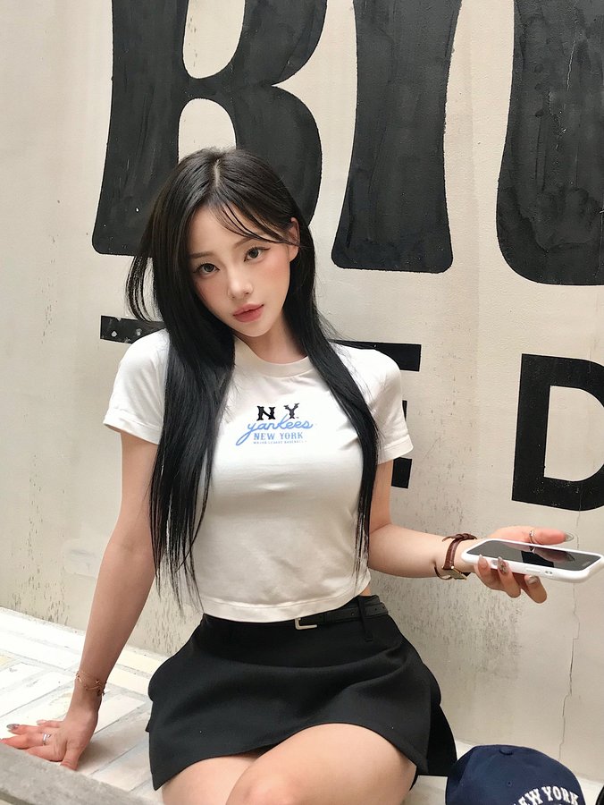 Instagram post by @all_zero._.k for MLB. Caption reads: #광고

이번 여름 마지막도 mlb랑 … ♥
블루코어 어떤데 👖👕🥿💙

#mlb....