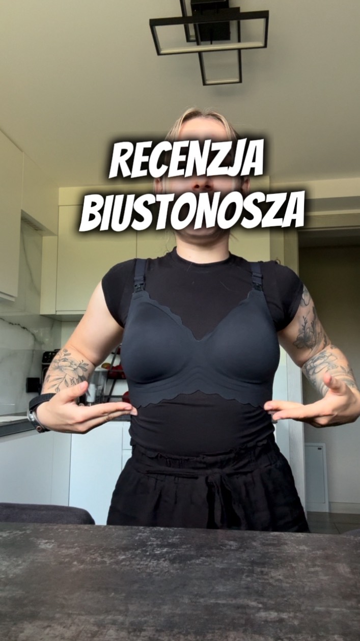 Instagram post by @mocnofit for Momcozy. Caption reads: Przetestowałam wiele biustonoszy do karmienia… i....
