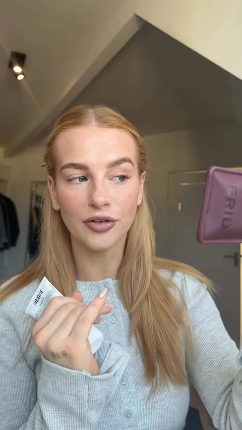 Instagram post by @merelsomers for Cetaphil. Caption reads: [...] 🧚🏼‍♀️ #grwm #glowyskin #glowymakeup....