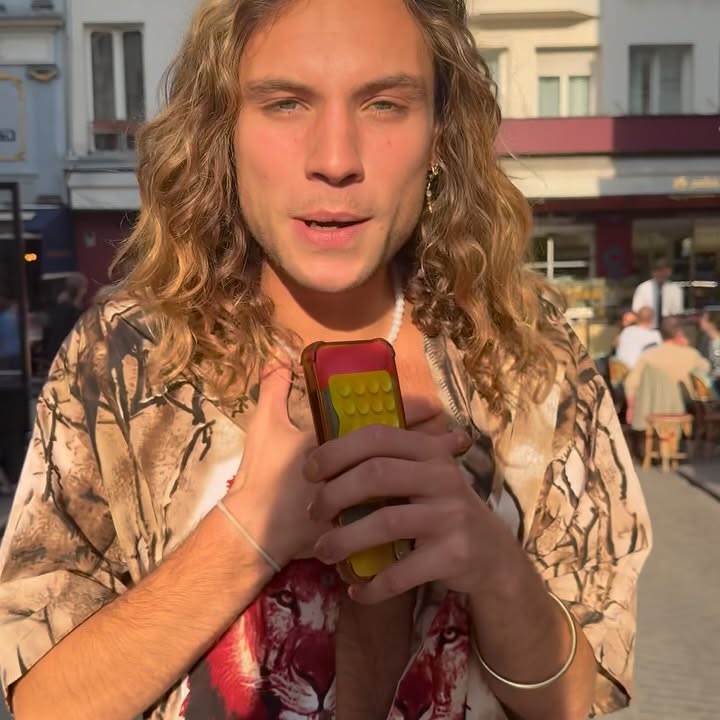 Instagram post by @isaak_dssx for Hinge. Caption reads: Toi aussi, n’hésite pas à aller lire le rapport....